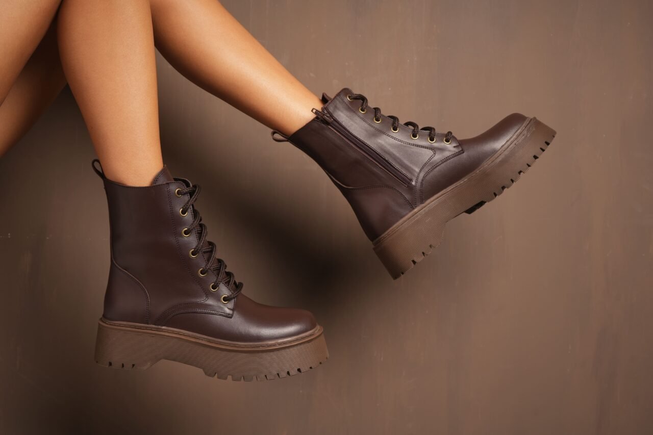 BORCEGOS ALANIA • Color Negro Marron Women - Zapatos para Mujer BORCEGOS ALANIA • Color Negro Marron - Imagen 2